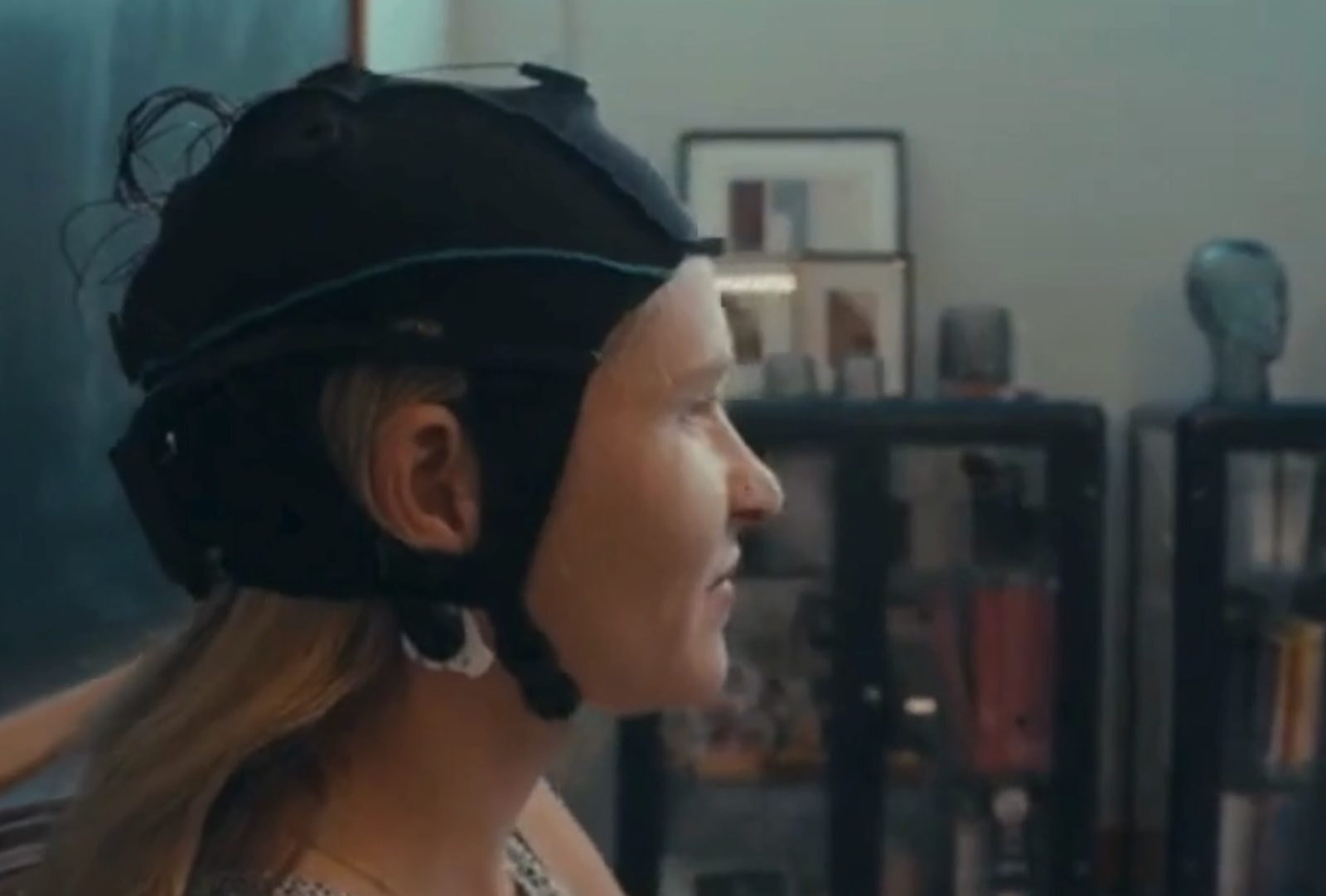 Participante com touca de EEG durante uma sessão